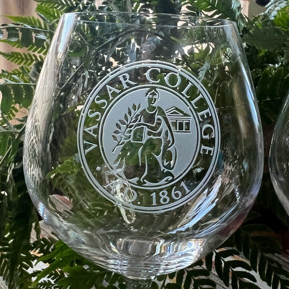 Vassar College Elegant Clear Wine Glass Set with rare seal. Red wine 22 OZ New - Picture 2 of 3